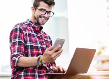 Dijital cihazlar ile çalışan adam