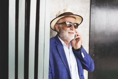 Cep telefonu olan son sınıf öğrencisi. 