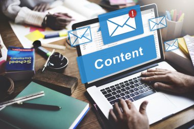 bilgisayar ile çalışan kadın