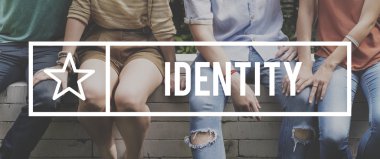 Arkadaşlar birlikte vakit geçiriyorlar.