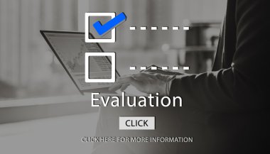 Dizüstü bilgisayarla çalışan kadın