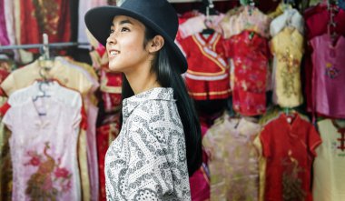 Genç Asyalı kız siyah şapkalı