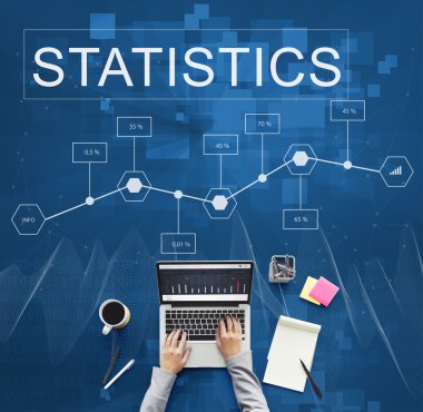 laptop ile çalışan kişi 