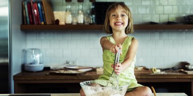 çerez hamur yoğurma kız