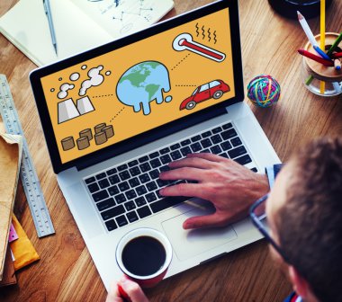 dizüstü bilgisayar kullanan adam 