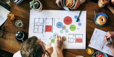 insanlar masada oturup kahve ile