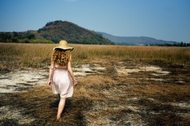 Açık havada yaz şapkalı kadın