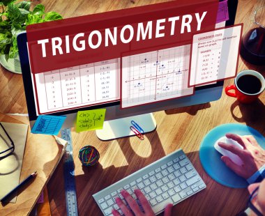 Bilgisayar klavyesinde yazan adam