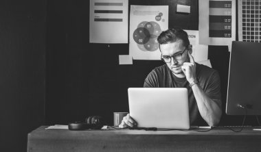 bilgisayarda çalışan adam