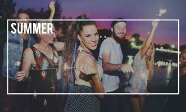 Dışarı asılı açık havada partide arkadaşlar