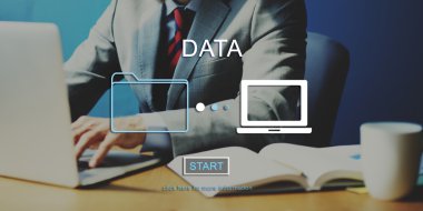 Dizüstü bilgisayarla çalışan adam 