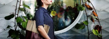 Kadın gözlük pencere yakınındaki