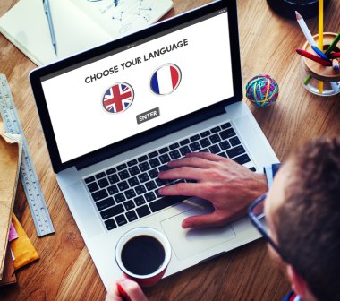 dizüstü bilgisayarda klavyede yazan adam