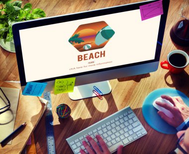 Bilgisayarda çalışan iş adamı