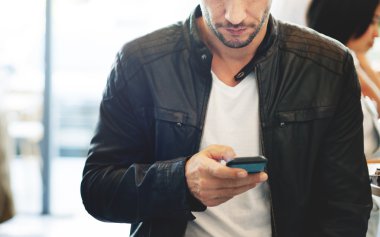 Akıllı telefon kullanan adam 