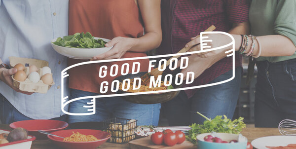 Друзья готовят обед вместе
