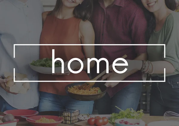 Vrienden lunch samen koken — Stockfoto