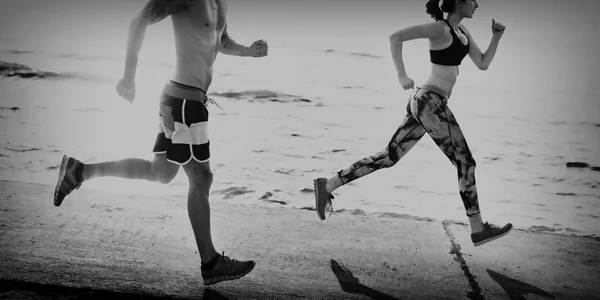 Pareja haciendo ejercicio en la playa — Foto de Stock