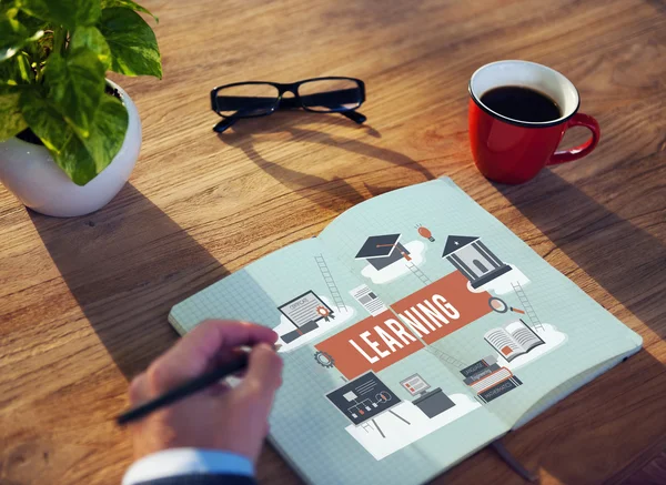 Hombre trabajando con el concepto de aprendizaje —  Fotos de Stock