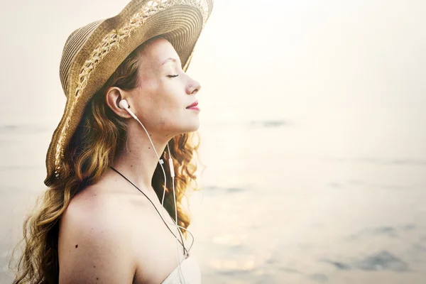 Kvinnan lyssnar musik och drömmer — Stockfoto