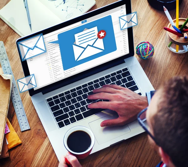 Man met laptop — Stockfoto