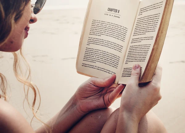 Frau mit Sonnenbrille liest Buch — Stockfoto