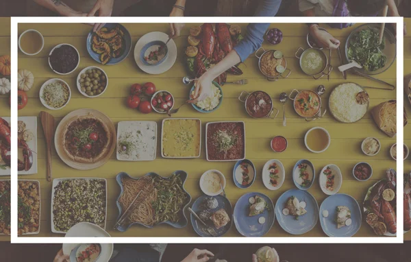 Mesa com comida e quadro — Fotografia de Stock