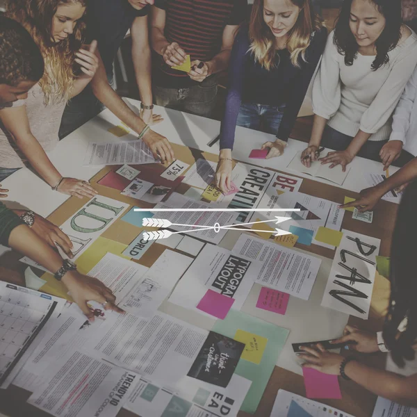 Studenter brainstorming på arbetsplatsen tabell — Stockfoto