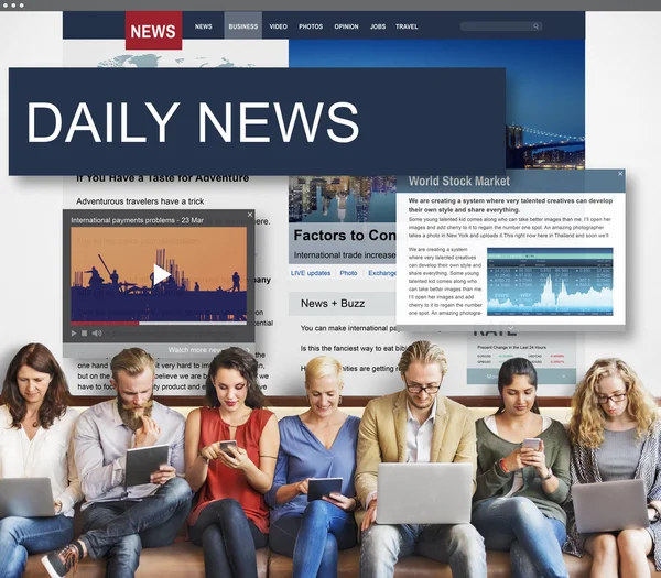 Mensen zitten met apparaten en Daily News — Stockfoto