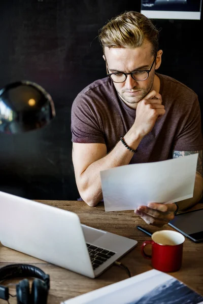 Homem trabalhando com computador — Fotografia de Stock