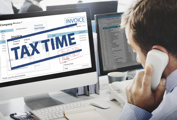 A Taxtime számítógépen dolgozik üzletember — Stock Fotó