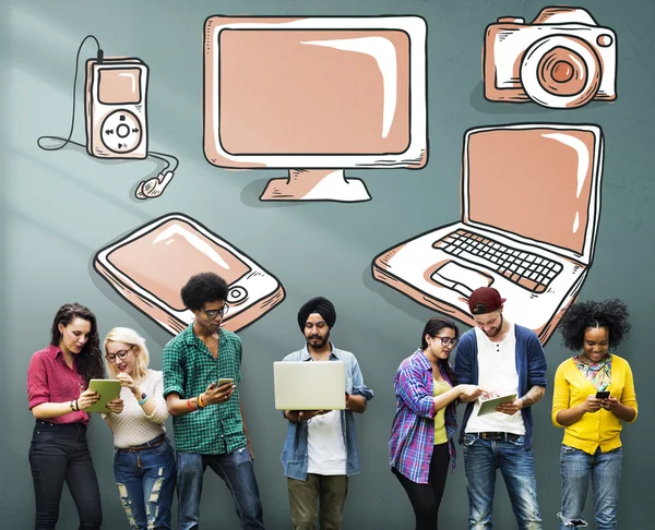 Studenten met digitale apparaten — Stockfoto