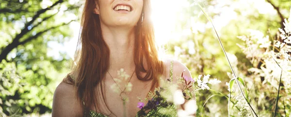 Vrouw ontspannen in de natuur — Stockfoto