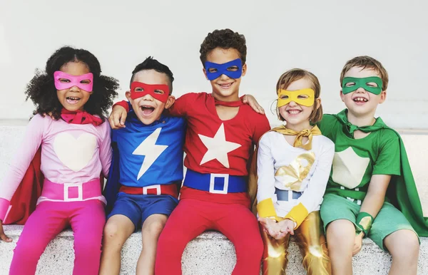 Kinderen in superheld kostuums — Stockfoto