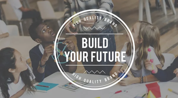 Öğrenciler, okulda ders olması