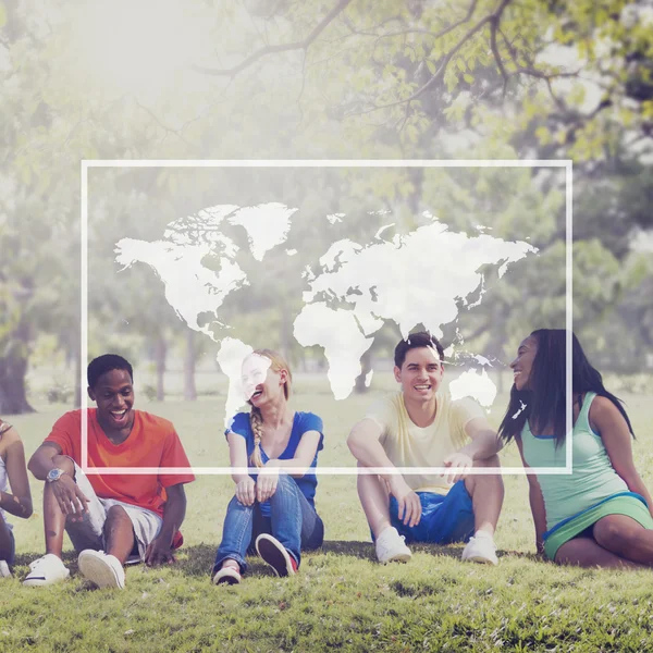 Junge Freunde im Freien — Stockfoto