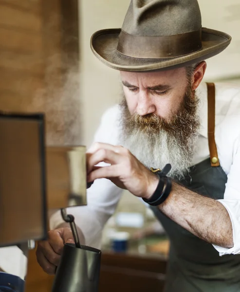 Бариста, заваривающая кофе в кафе — стоковое фото
