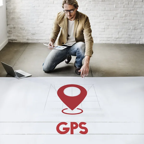 Geschäftsmann arbeitet mit GPS — Stockfoto