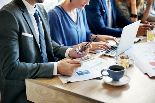 Affärsmän som arbetar tillsammans på mötet — Stockfoto