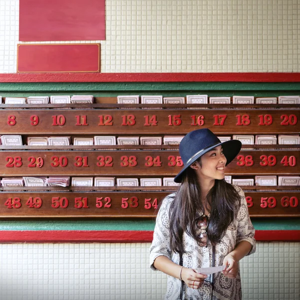 Młoda dziewczyna azjatyckich w czarny kapelusz — Zdjęcie stockowe