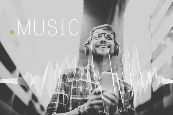 Uomo positivo ascoltare musica — Foto Stock