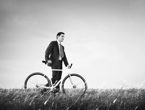 Uomo d'affari in tuta con bicicletta — Foto Stock