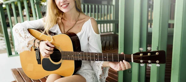 Χαριτωμένο κορίτσι παίζει στην κιθάρα — Φωτογραφία Αρχείου