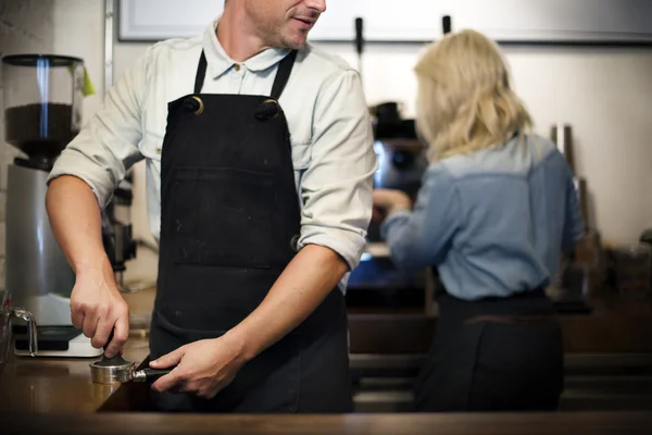 Baristas elaborando café en la cafetería —  Fotos de Stock