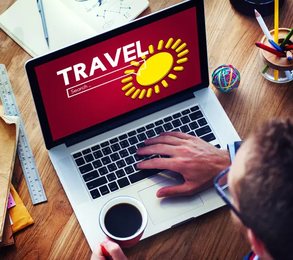 Empresário usando laptop com conceito de viagem — Fotografia de Stock