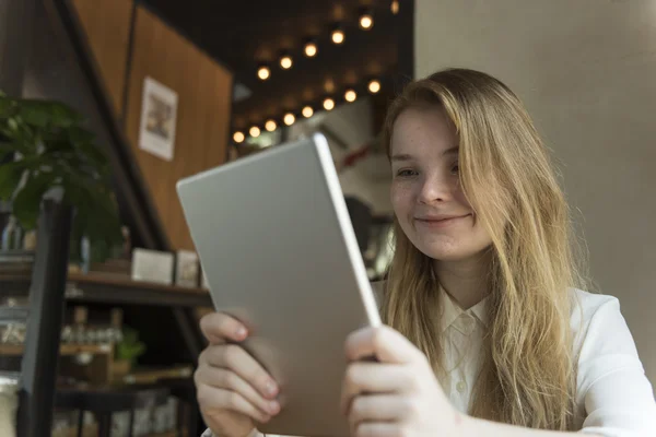 Wanita muda menggunakan tablet — Stok Foto