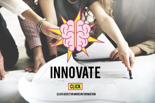 Designer che lavorano con poster e innovare — Foto Stock