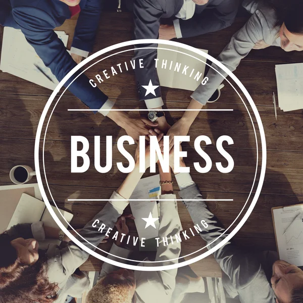 Empresários apertando as mãos na reunião — Fotografia de Stock