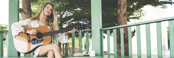 기타에 재생 하는 귀여운 여자 — 스톡 사진
