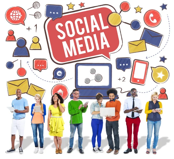 Dijital cihazlar ile birlikte duran insanlar